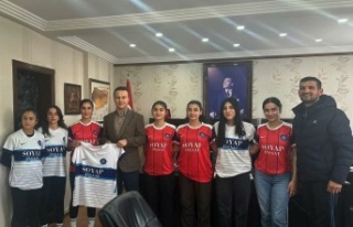 İdil Kadın Futbol takımı Kaymakamı ziyaret etti