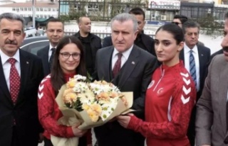 Bakan Bak Şırnak’ta Genç Sporcularla Basket oynadı