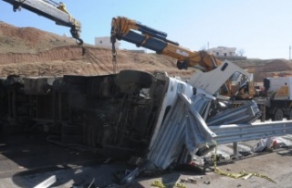Freni boşalan TIR'da 1 kişi hayatını kaybetti