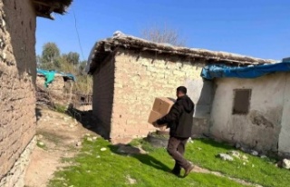 Polis Memuru Ramazan Ayı yardımı dağıttı