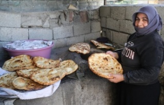 Tandır Ekmeği satarak geçimini sağlıyor