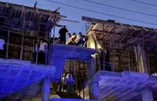 Yüksek gerilim hatına temas eden işçi hayatını...