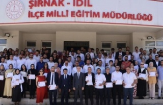 Öğretmenlere başarı belgesi takdimi