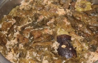 Aşçılık Kursunda dolma yemeği öğreniliyor