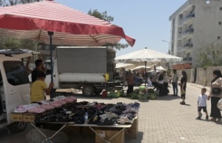 Cuma pazarı sıcağa rağmen yoğundu