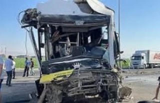 Halk otobüsü TIR çarpıştı 1 ölü 9 yaralı