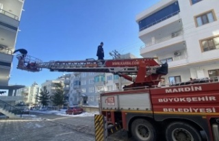 Balkonda mahsur kalan kadın kurtarıldı