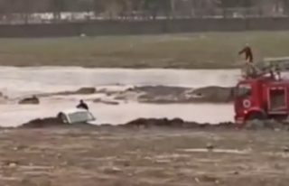 Araçta mahsur kalanlar kurtarıldı