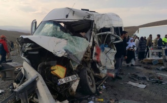 Yolcu Minibüsü Kamyonet çarpıştı :7 ölü 12 yaralı