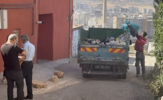 Evden 2 Kamyon çöp çıkarıldı
