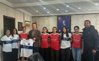 İdil Kadın Futbol takımı Kaymakamı ziyaret etti