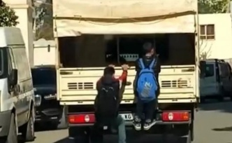 Kamyonda tehlikeli yolculuğun keyfi