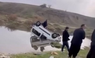 Kazada takla atan araç gölete düştü