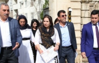 HDP Belediye Eş Başkanları mazbatalarını aldı