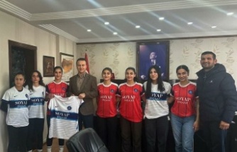 İdil Kadın Futbol takımı Kaymakamı ziyaret etti