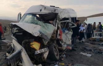 Yolcu Minibüsü Kamyonet çarpıştı :7 ölü 12 yaralı
