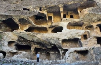 Gabar dağındaki 7 katlı mağara ilgi çekiyor