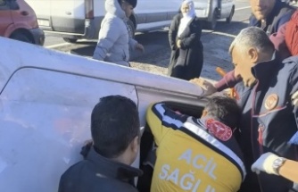 Otomobil devrildi 2 yaralı