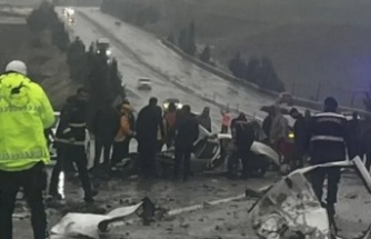 Yolcu otobüsü otomobil çarpıştı 3 ölü