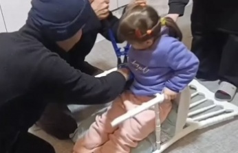 Sandalyeye sıkışan çocuğu itfaiye kurtardı