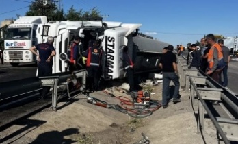 Tanker devrildi 1 ölü 1 yaralı