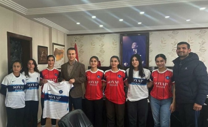 İdil Kadın Futbol takımı Kaymakamı ziyaret etti