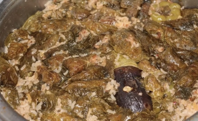 Aşçılık Kursunda dolma yemeği öğreniliyor