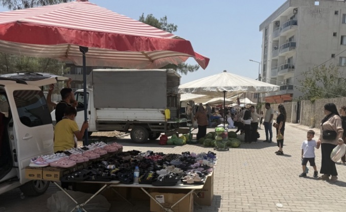 Cuma pazarı sıcağa rağmen yoğundu