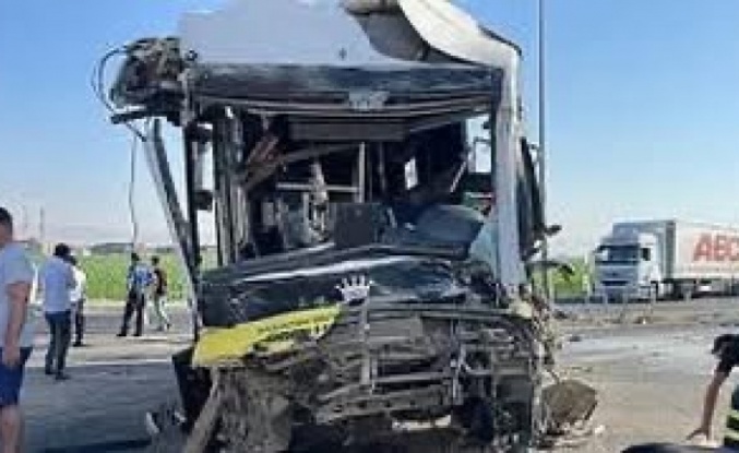 Halk otobüsü TIR çarpıştı 1 ölü 9 yaralı