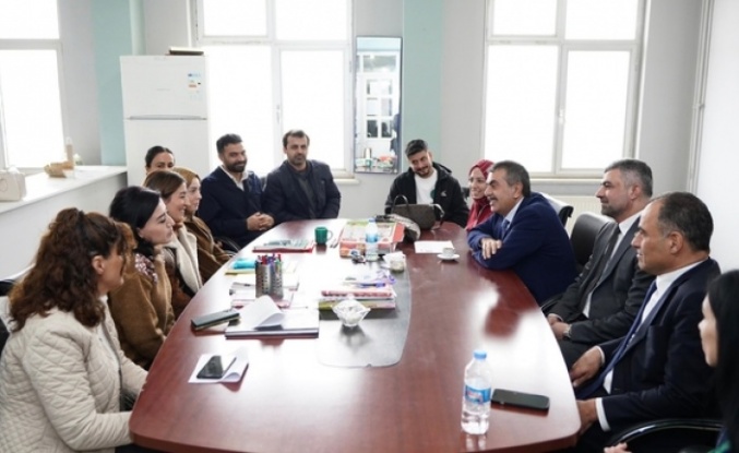 Bakan Tekin Diyarbakır’da yol güzelgahrında bir okula uğradı