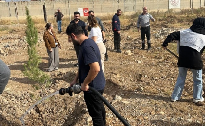 Havalimanında 500 fidan toprakla buluştu