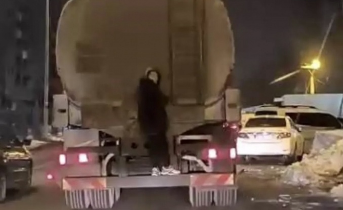 Tankerin arkasına tutnan çocuk tehlike saçtı