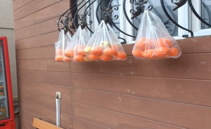 Hayırsever’den askıda meyve torbaları