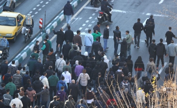 İran’daki protestolar devam ediyor : 18 ölü