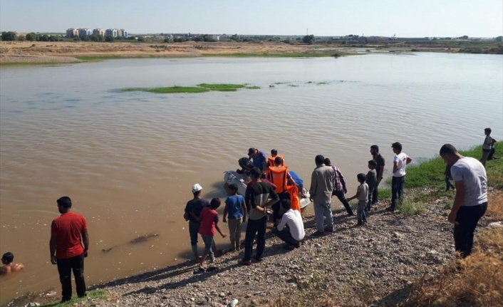 Dicle nehrine 2 kızkardeş atladı