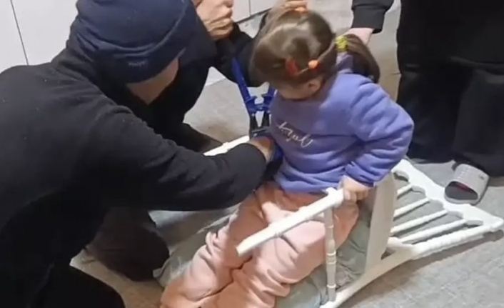 Sandalyeye sıkışan çocuğu itfaiye kurtardı