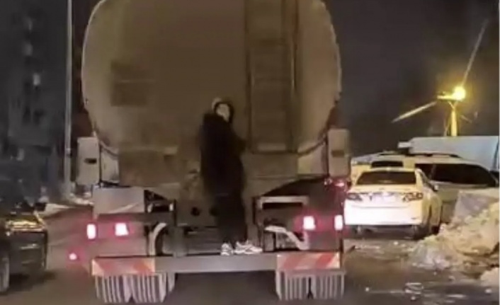 Tankerin arkasına tutnan çocuk tehlike saçtı