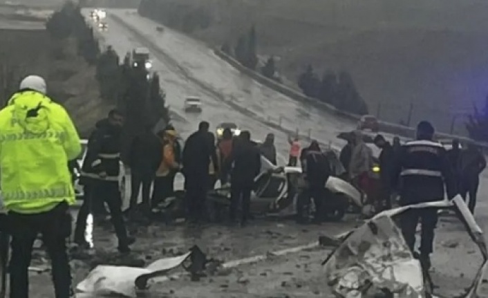 Yolcu otobüsü otomobil çarpıştı 3 ölü