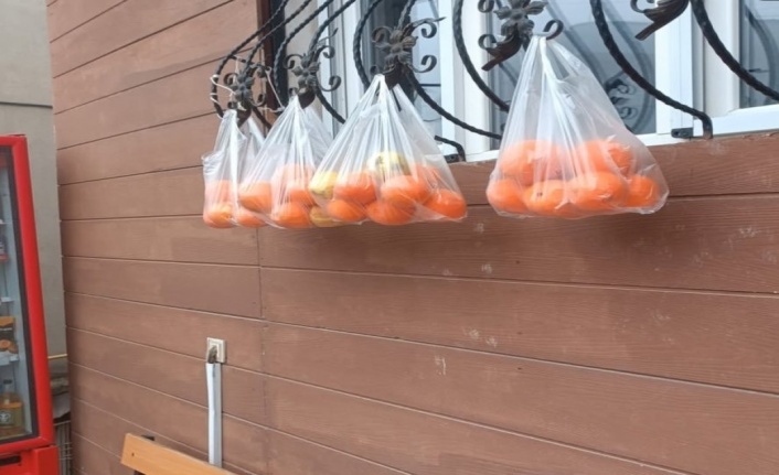 Hayırsever’den askıda meyve torbaları