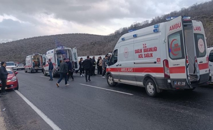 Midyat - İdil yolunda Yolcu otobüsü kaza yaptı 24 kişi yaralandı