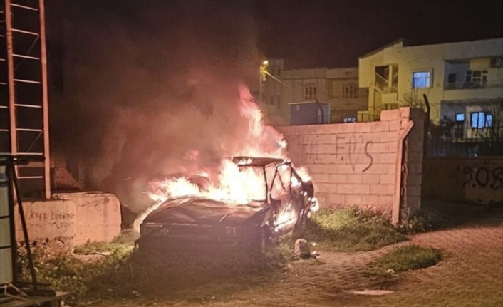 Park halindeki araç yandı