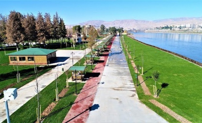 Parkta uygunsuz hareketlerde bulunan kişiler gözaltına alındı